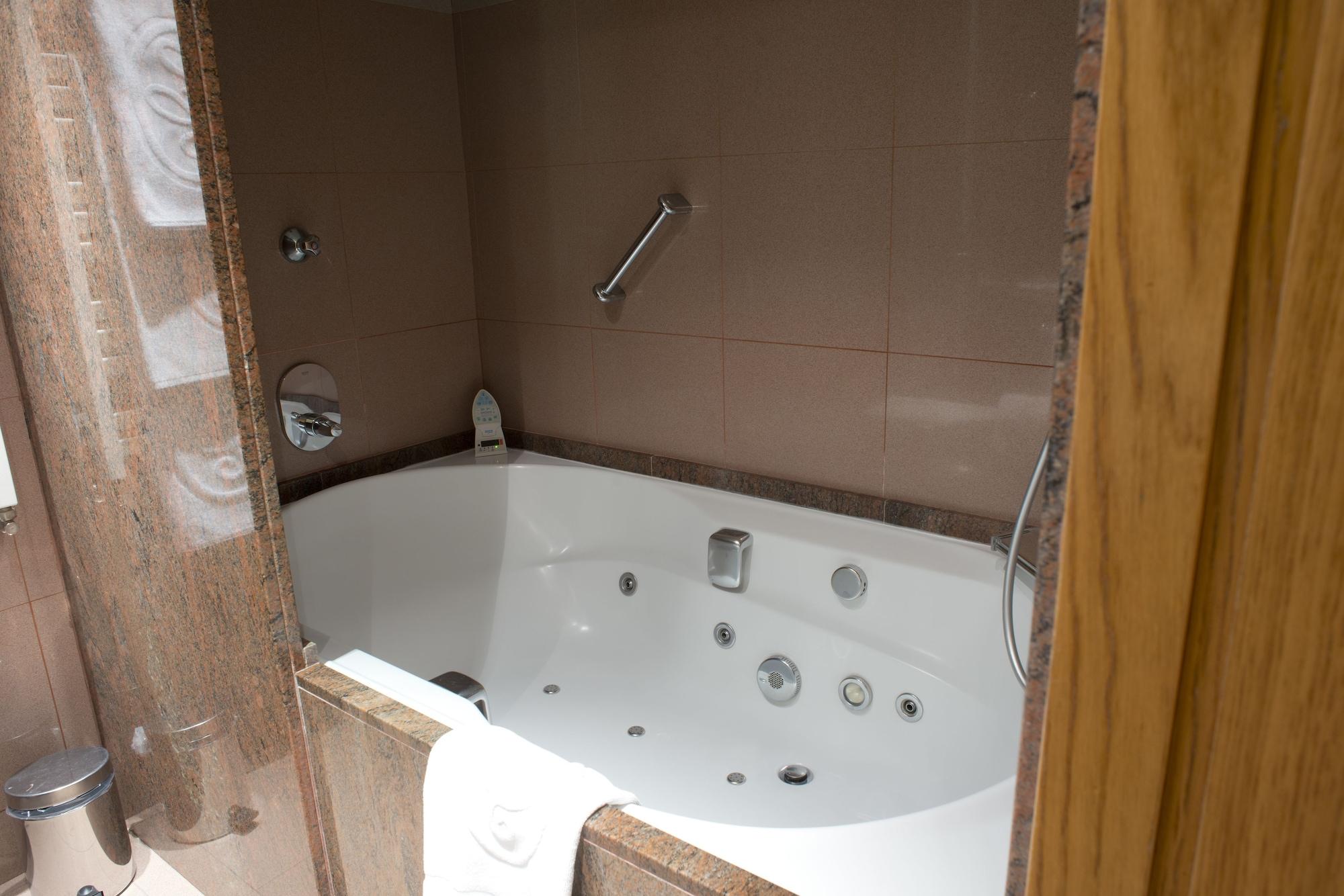 A Casa Canut Hotel Gastronomic Les Escaldes Екстер'єр фото A whirlpool bathtub