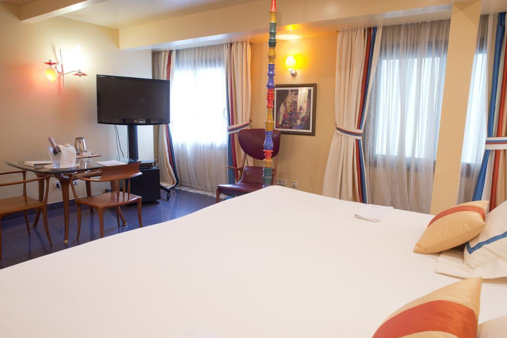 A Casa Canut Hotel Gastronomic Les Escaldes Екстер'єр фото A room at the hotel