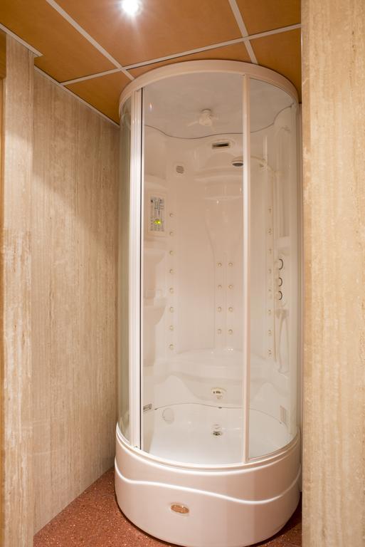 A Casa Canut Hotel Gastronomic Les Escaldes Екстер'єр фото A shower cubicle