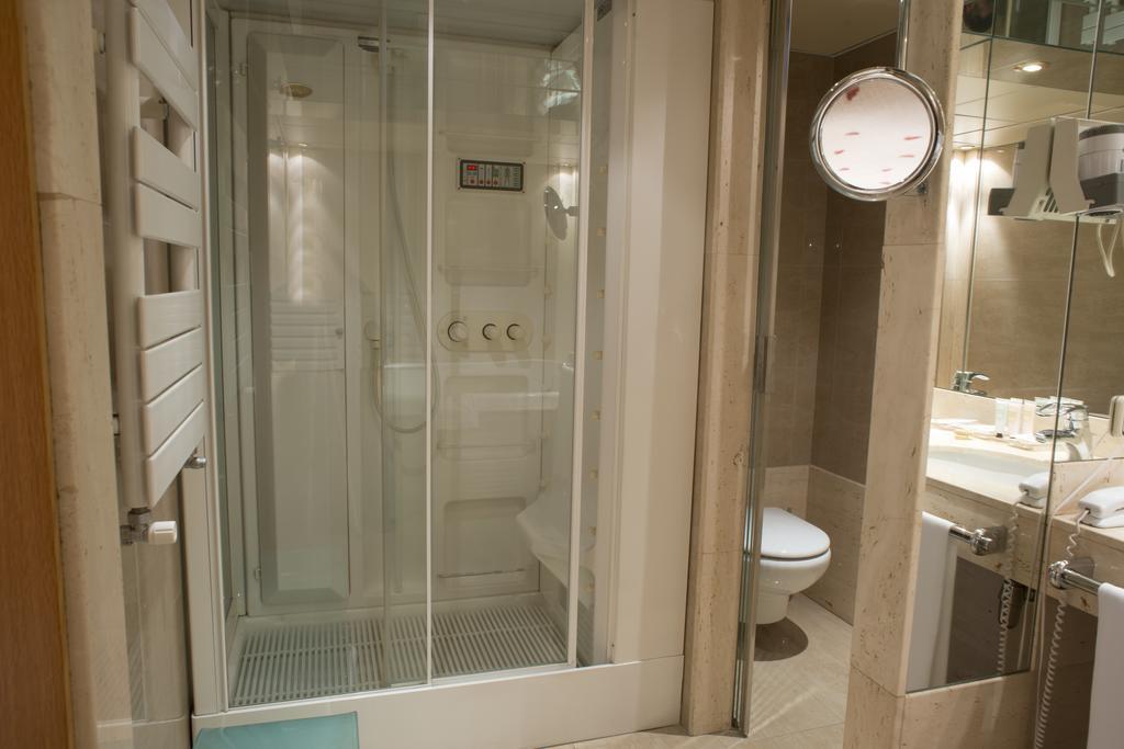 A Casa Canut Hotel Gastronomic Les Escaldes Екстер'єр фото A shower cubicle